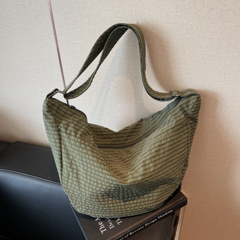 爆款单肩斜挎包2025新款休闲女包运动风百搭慵懒大容量简约托特包