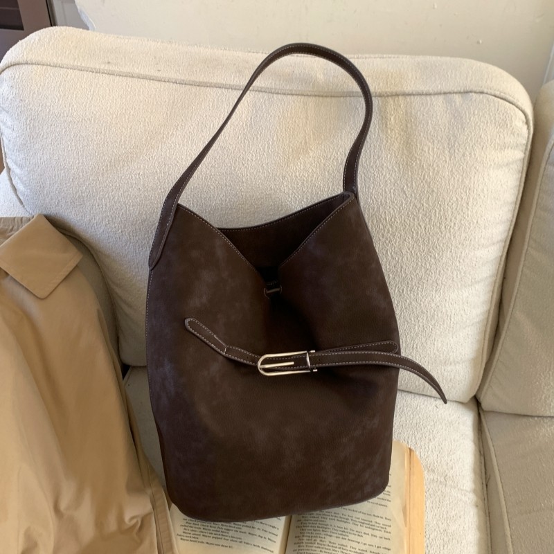 磨砂腋下包包女2025新款皮带装饰水桶包大容量时尚百搭单肩手拎包