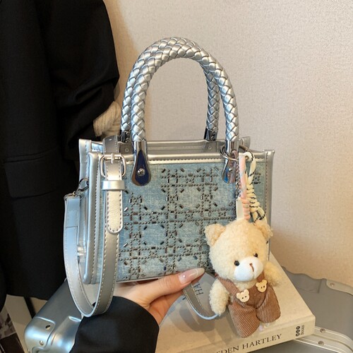 今年流行水钻手提水桶包包女2026新款高级感轻奢质感镶钻斜挎包潮