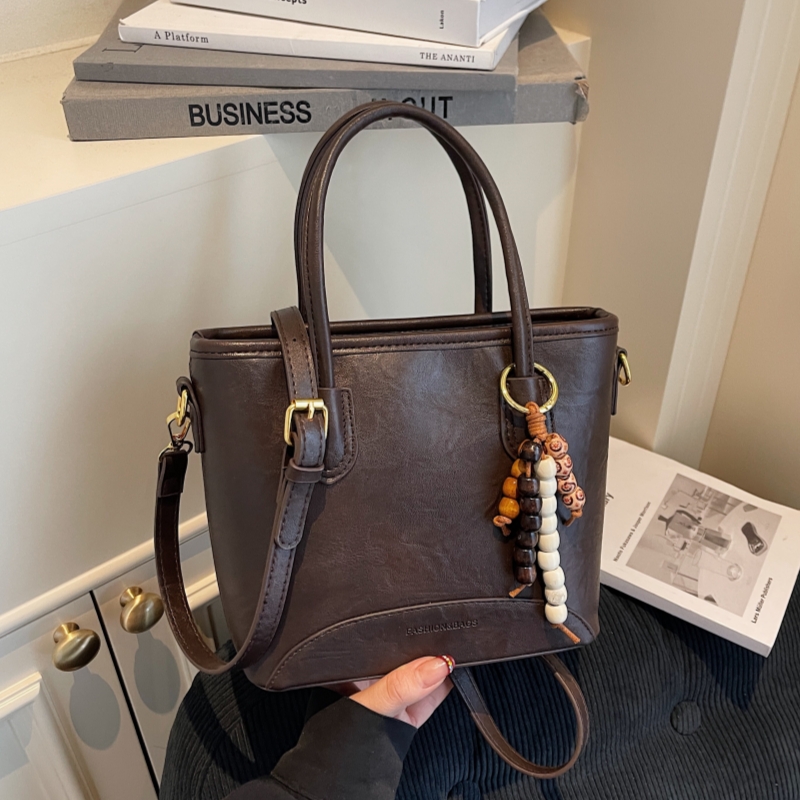 秋冬包包女式2025新款超火斜挎水桶包轻奢小众高级感手提包小拎包