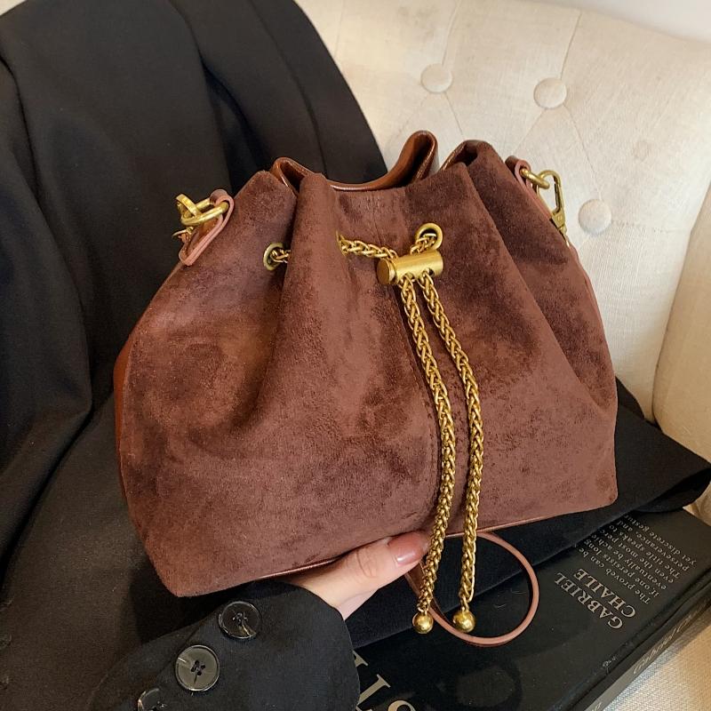 包包女秋冬2024新款休闲小众设计复古单肩斜挎包百搭褶皱水桶包潮