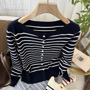 汐家女装 春季上衣细条纹宽松氧气针织开衫大码一字领针织衫内搭