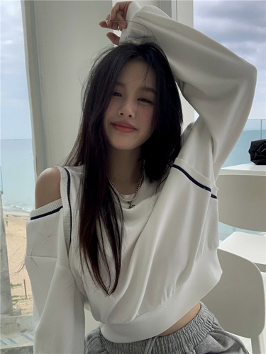 Real shot of designer white off-shoulder sweatshirt for women loose new niche long-sleeved short top trendy