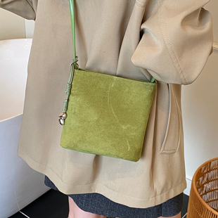 秋冬流行磨砂小包包女2025新款时尚复古水桶包洋气百搭ins斜挎包