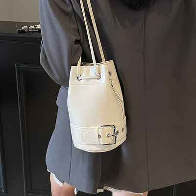 洋气斜挎包潮酷软皮手机包水桶包