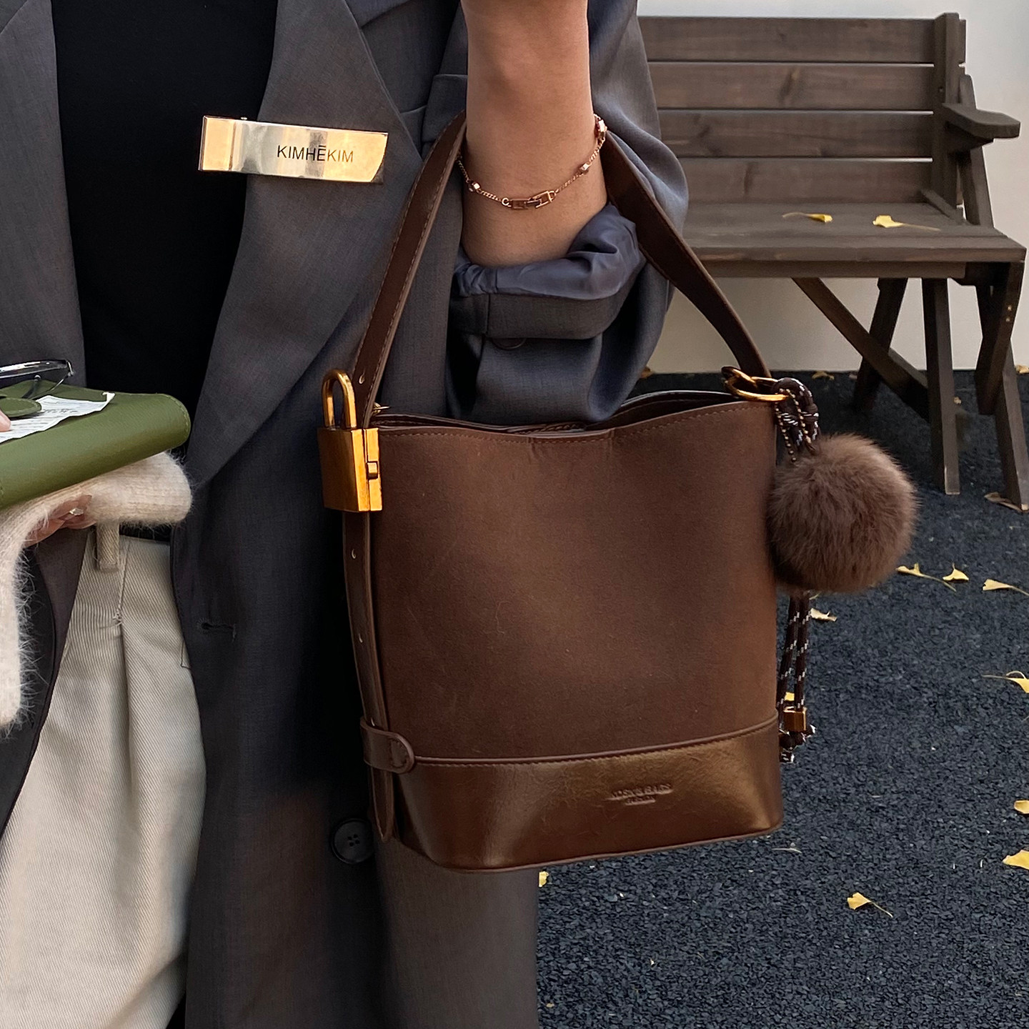 麂皮绒菜篮子小包包女2025新款复古手提水桶包秋冬流行通勤斜挎包,箱包皮具/热销女包/男包,水桶包,淘宝优惠券,粉丝福利购,淘宝优惠卷