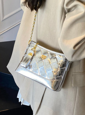 银色爆裂纹小包包女2026新款潮时尚菱格流浪包夏季质感链条斜挎包