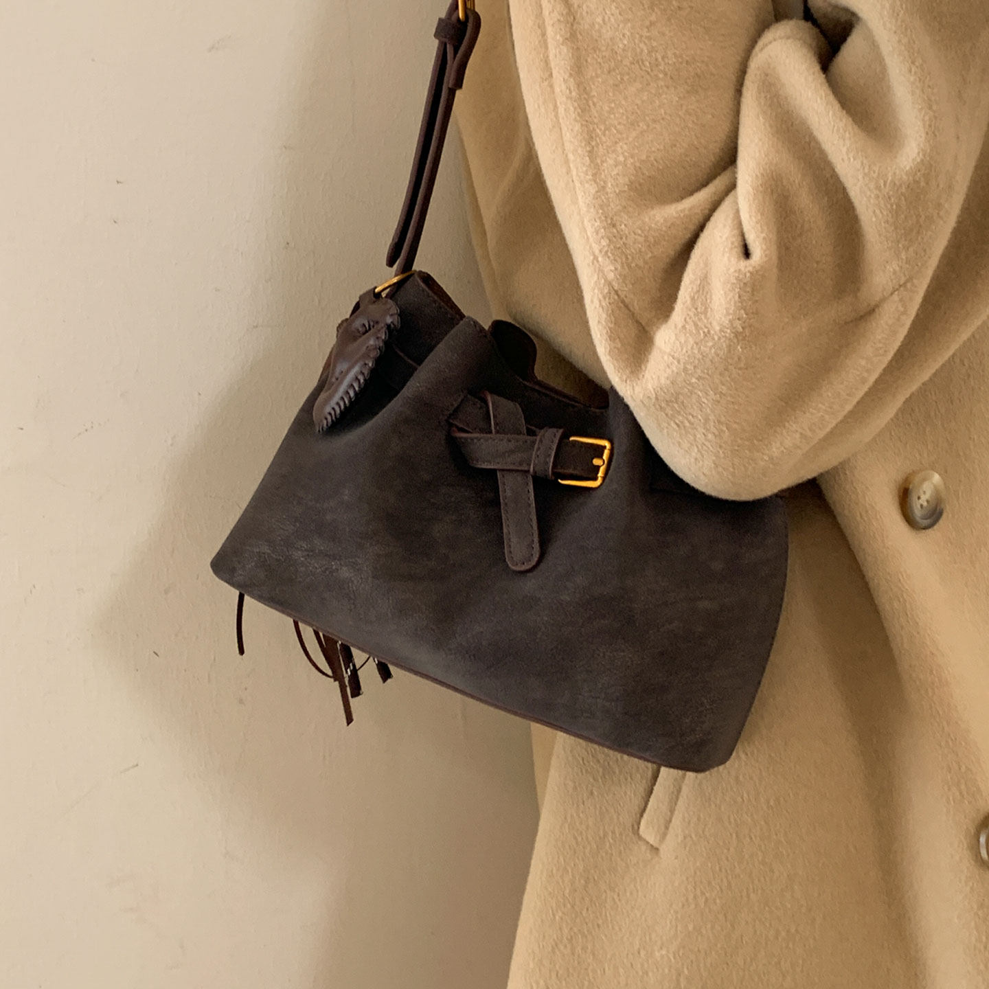 冬季复古褶皱小包包女2025新款简约腋下水桶包休闲质感单肩斜挎包,箱包皮具/热销女包/男包,水桶包,淘宝优惠券,粉丝福利购,淘宝优惠卷