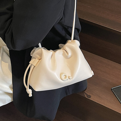 ZATZ休闲软皮抽绳云朵包斜挎包