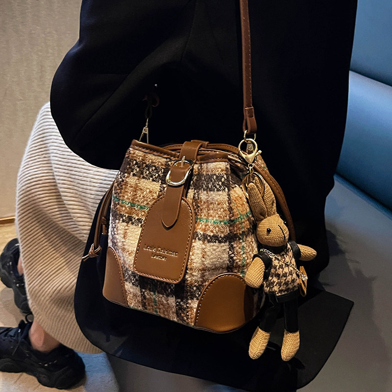 小众设计小包包女2025新款高级质感斜挎包春夏复古毛呢单肩水桶包,箱包皮具/热销女包/男包,水桶包,淘宝优惠券,粉丝福利购,淘宝优惠卷