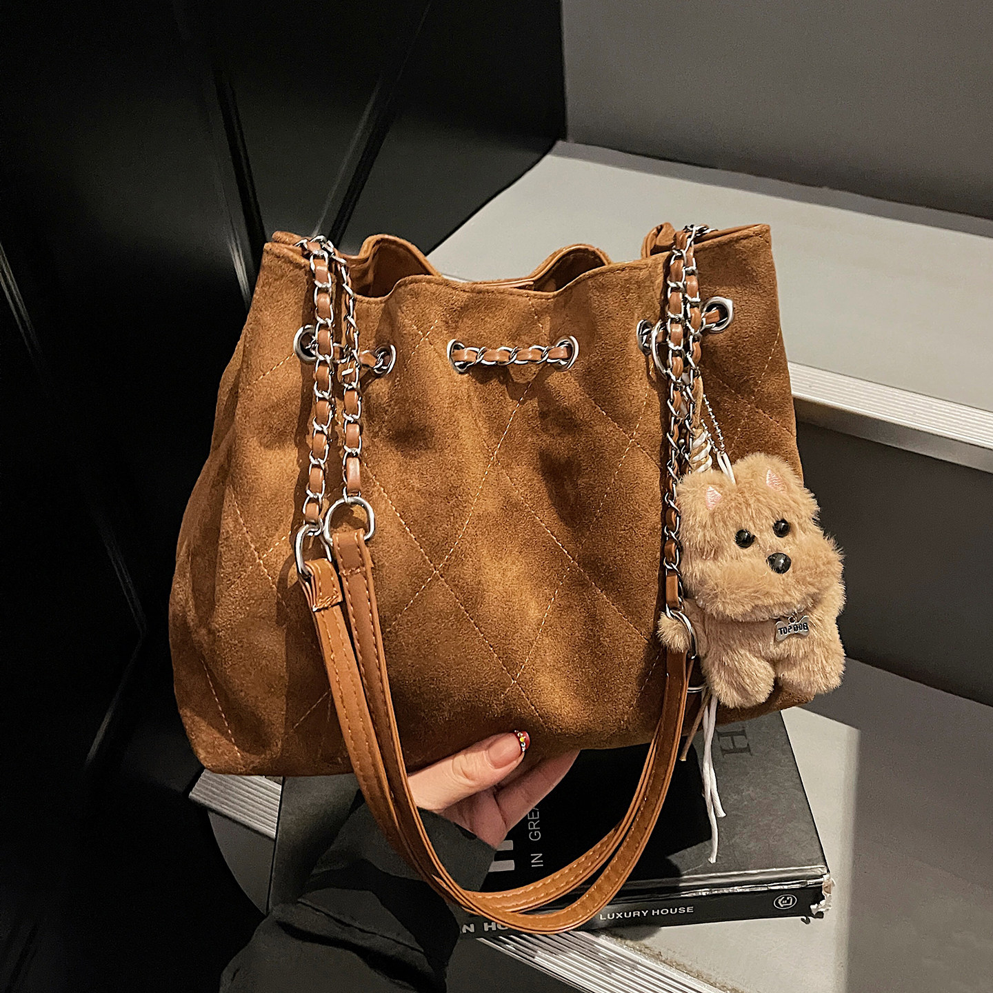 秋冬流行麂皮小包包女2025新款复古菱格链条水桶包洋气质感斜挎包,箱包皮具/热销女包/男包,水桶包,淘宝优惠券,粉丝福利购,淘宝优惠卷