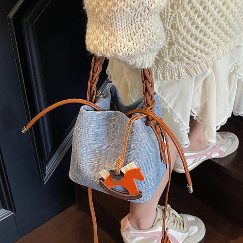 ZATZ编织手提撞色抽绳水桶包