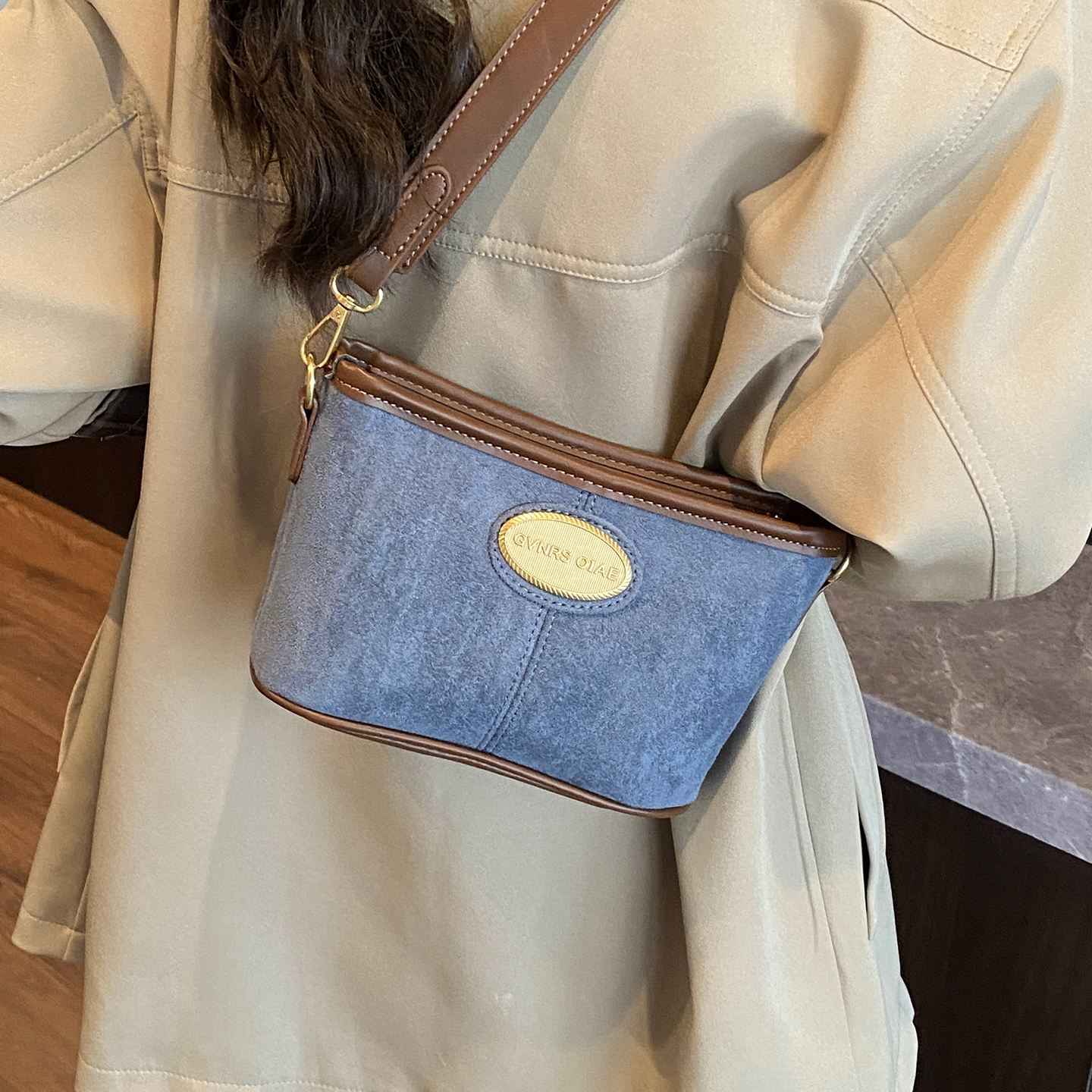 ZATZ复古麂皮磨砂水桶包斜挎包