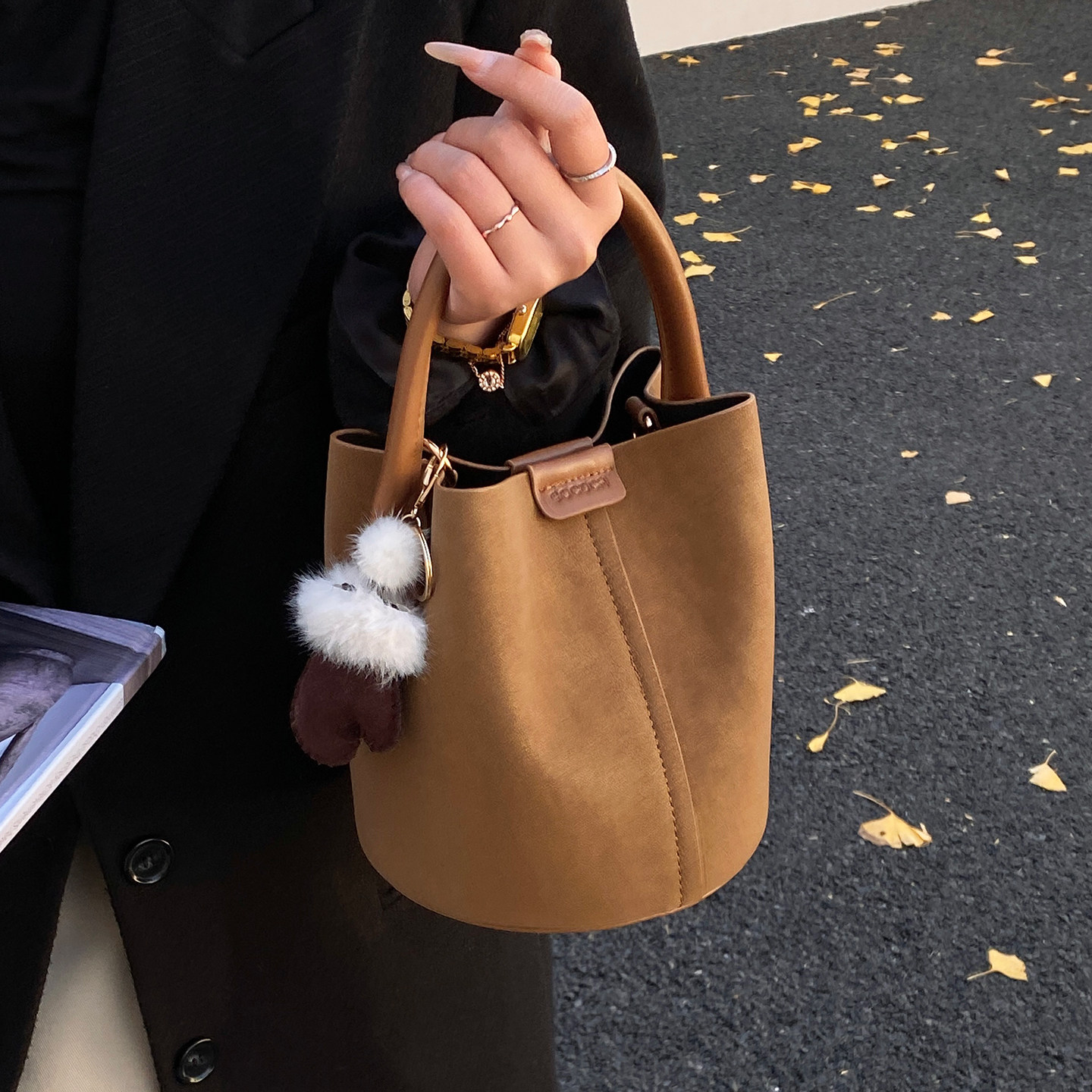 美拉德软皮小包包女2025新款复古通勤手拎包水桶包秋冬质感斜挎包,箱包皮具/热销女包/男包,水桶包,淘宝优惠券,粉丝福利购,淘宝优惠卷