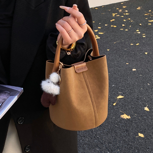 美拉德软皮小包包女2025新款复古通勤手拎包水桶包秋冬质感斜挎包