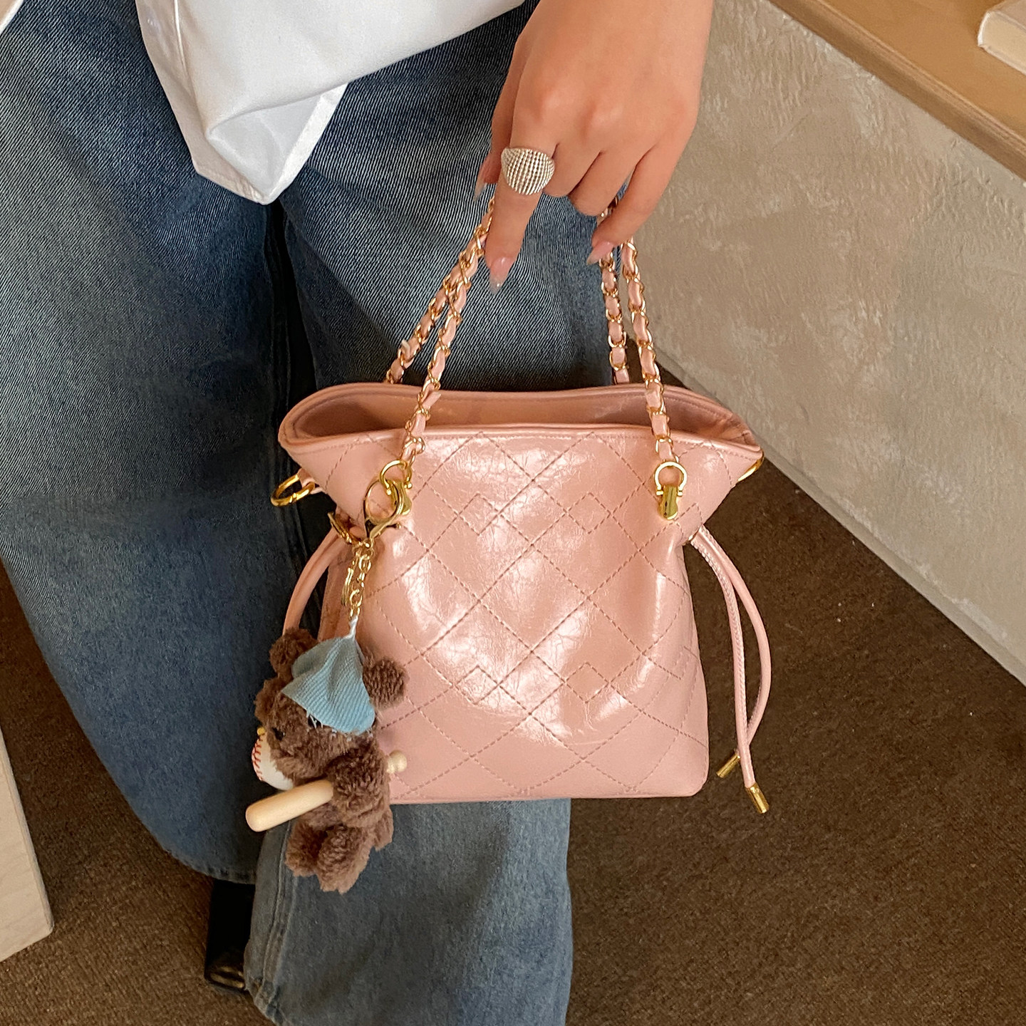 洋气油蜡皮手提小包包女2026新款菱格抽绳水桶包早春高级感斜挎包,箱包皮具/热销女包/男包,水桶包,淘宝优惠券,粉丝福利购,淘宝优惠卷