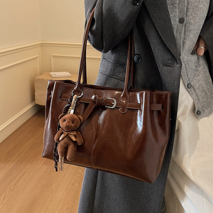 油蜡皮褶皱大包包女2025新款 复古通勤托特包秋冬大容量软皮腋下包