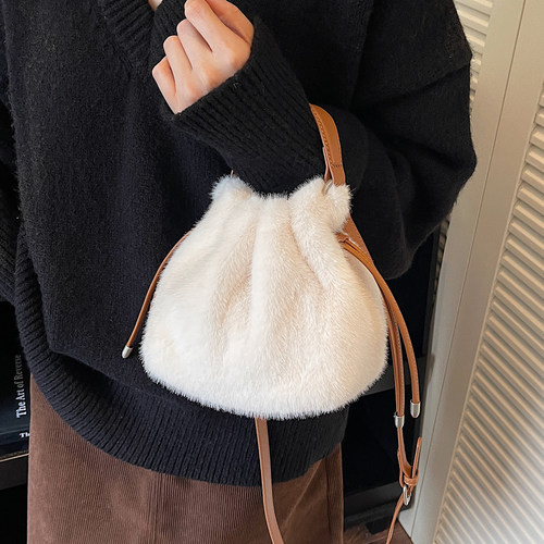 ZATZ简约毛绒手拎抽绳水桶包