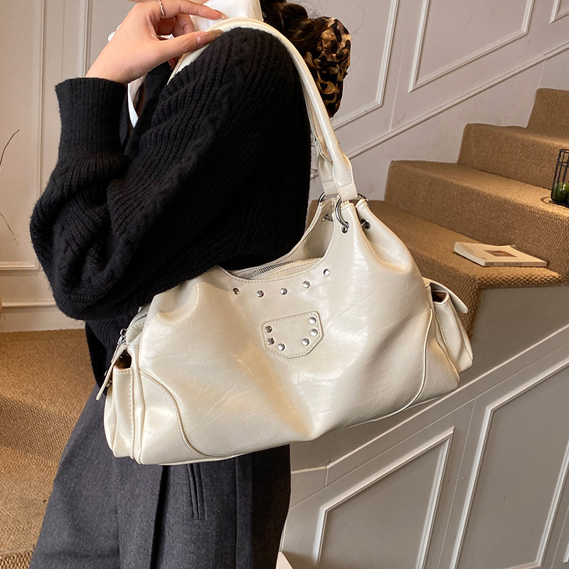 辣妹风铆钉大包包女2026新款潮酷油蜡皮托特包早春百搭通勤腋下包,箱包皮具/热销女包/男包,托特包,淘宝优惠券,粉丝福利购,淘宝优惠卷