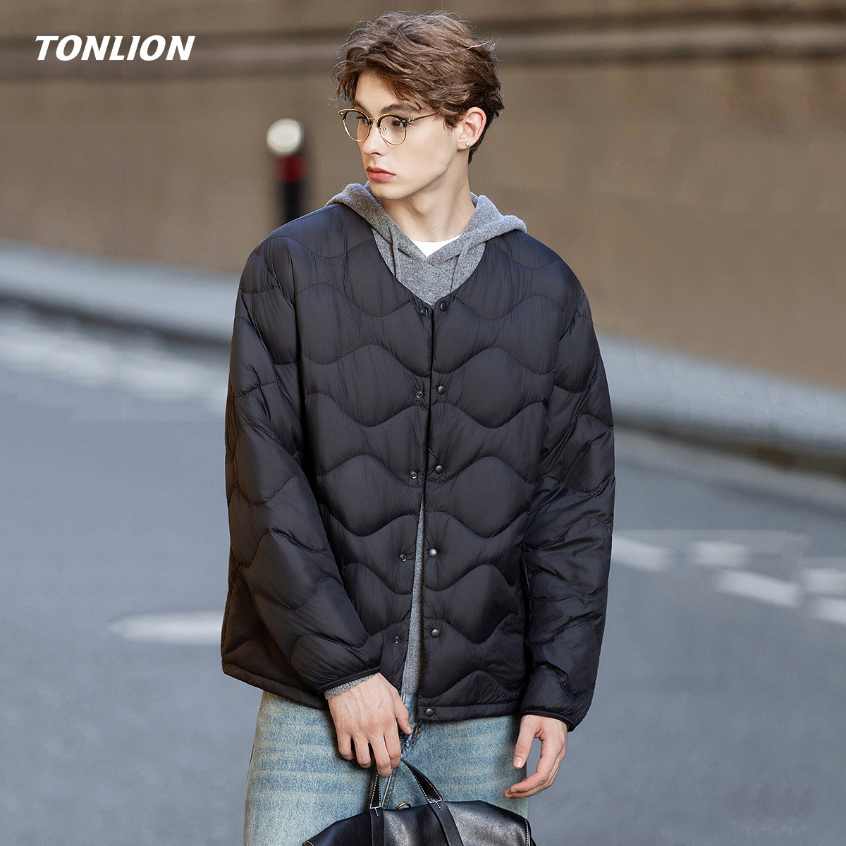 唐狮轻薄短款羽绒服男款2025冬季新款V领高级感宽松休闲保暖外套