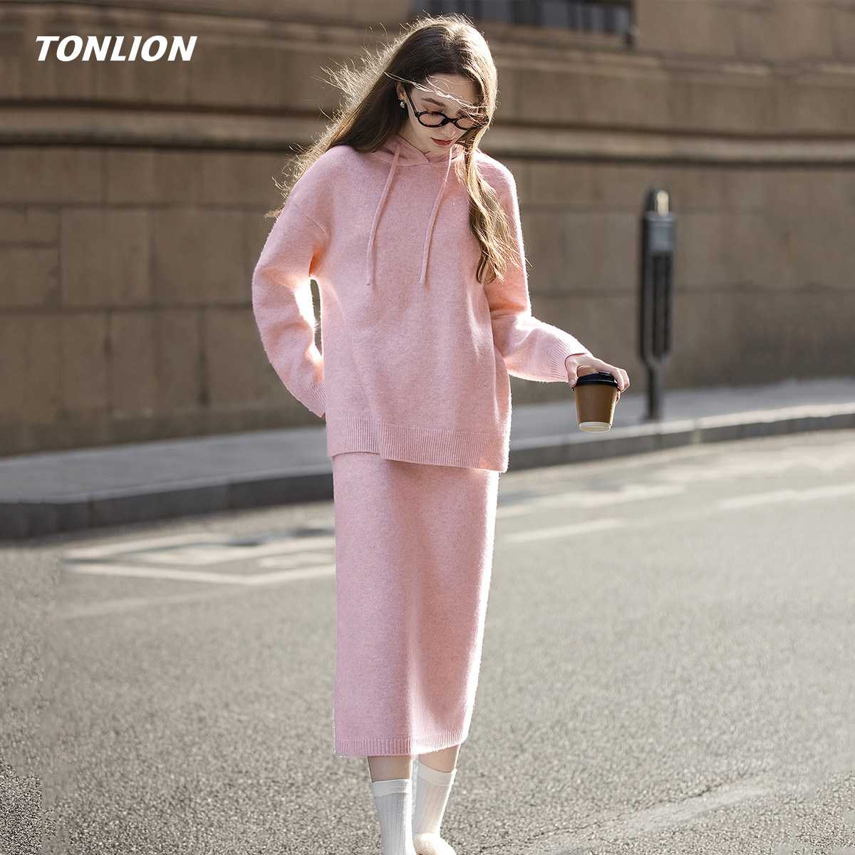 唐狮毛衣套装裙女2025冬季新款宽松连帽针织衫半身长裙时尚两件套