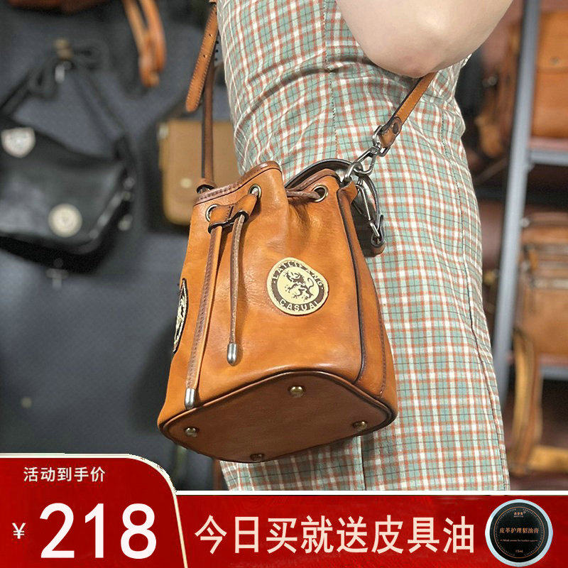 新款福袋斜挎女水桶包头层牛皮手工相机包手工植鞣真皮手腕单肩包
