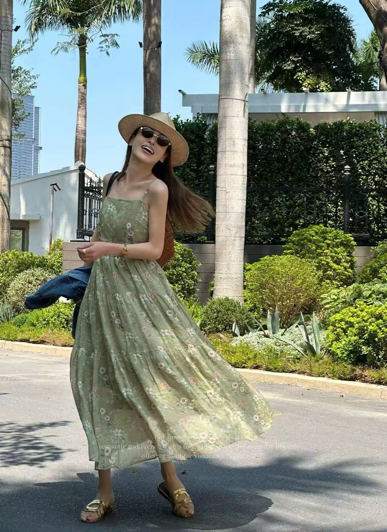 苎麻法式复古绿色碎花吊带连衣裙女夏季收腰显瘦气质长款茶歇裙