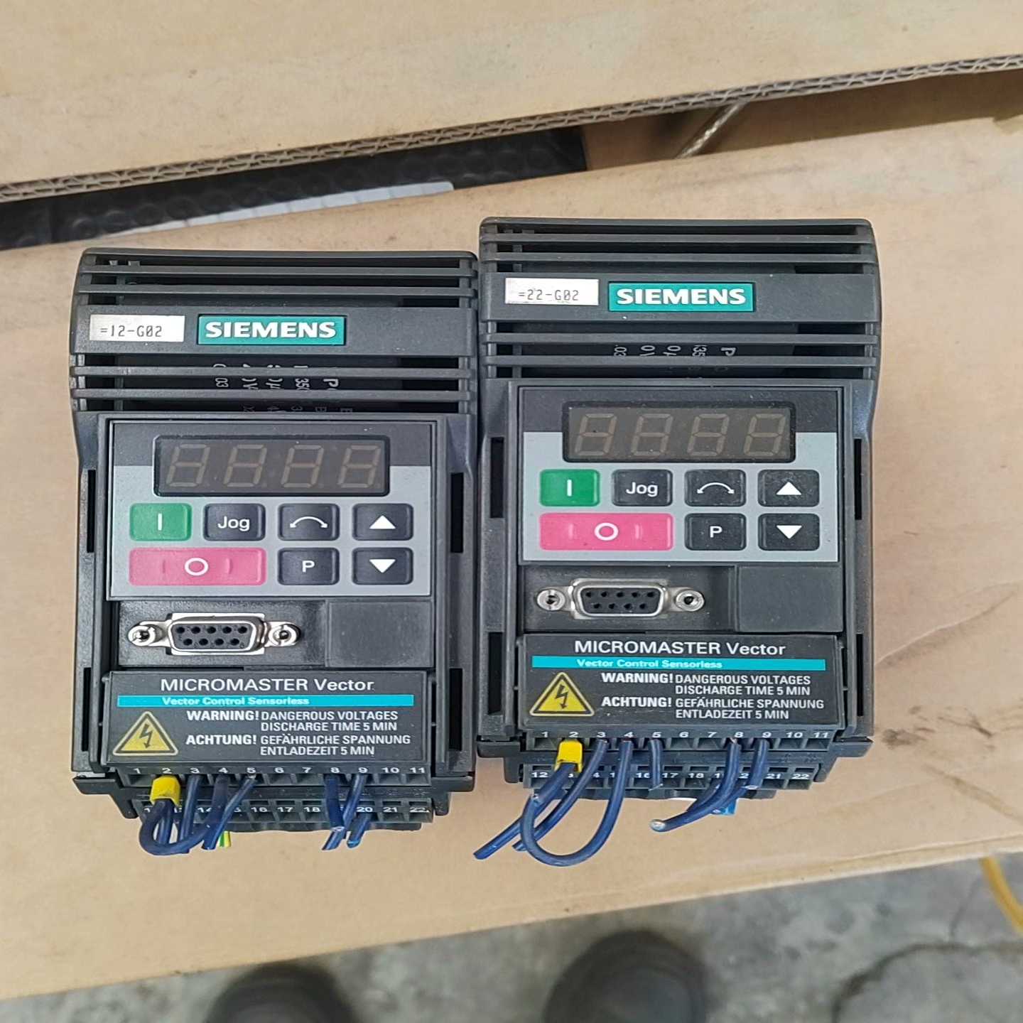 变频器6SE3211-1DA40变频器两台下面卡