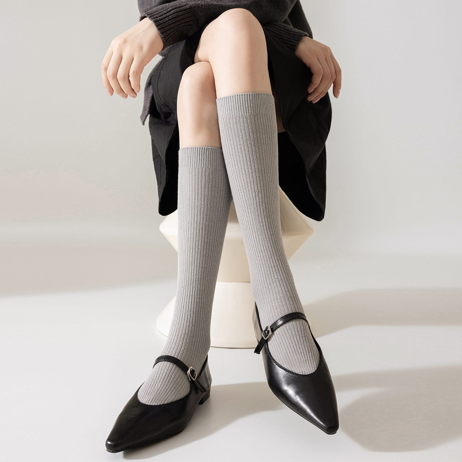 跟ins博主学格雷系小腿袜穿搭