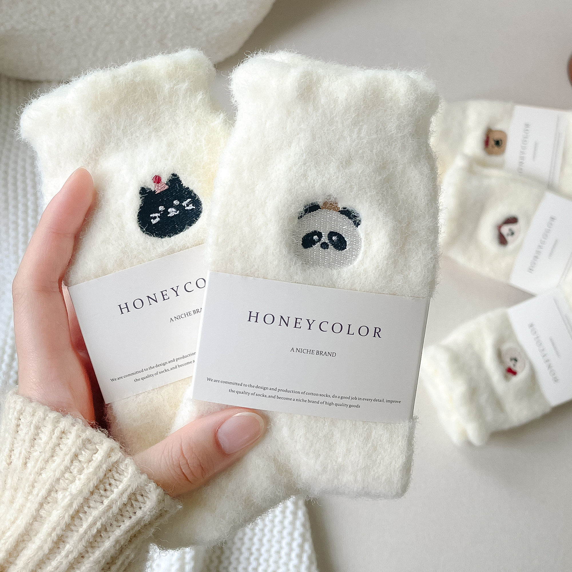 白色珊瑚绒袜子女秋冬季毛绒中筒袜睡觉穿的澳绒加厚保暖睡眠袜