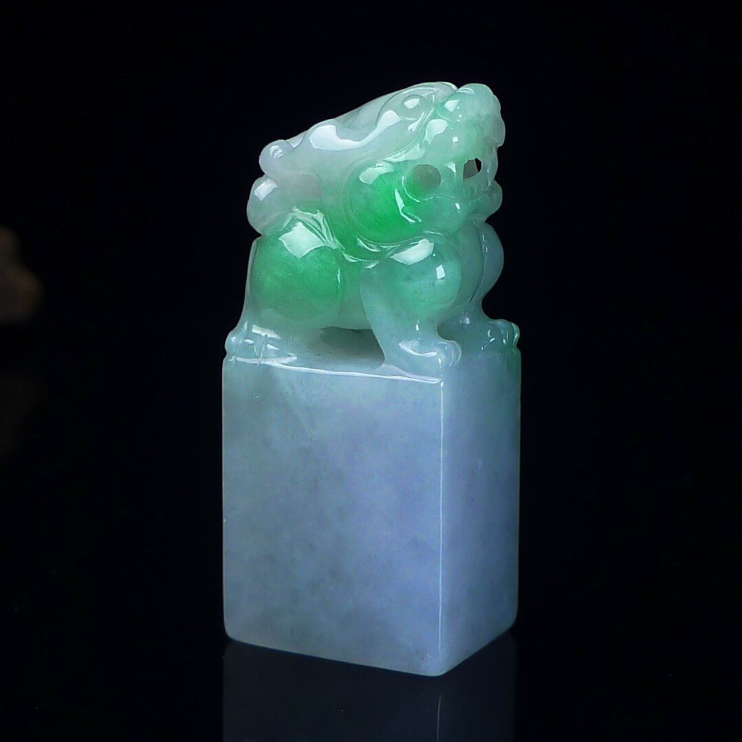 缅甸天然翡翠A货冰润绿色刻印章