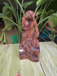 老挝大红酸枝交趾黄檀猴子抱桃摆件中式红木实木猴子摆件客厅装饰