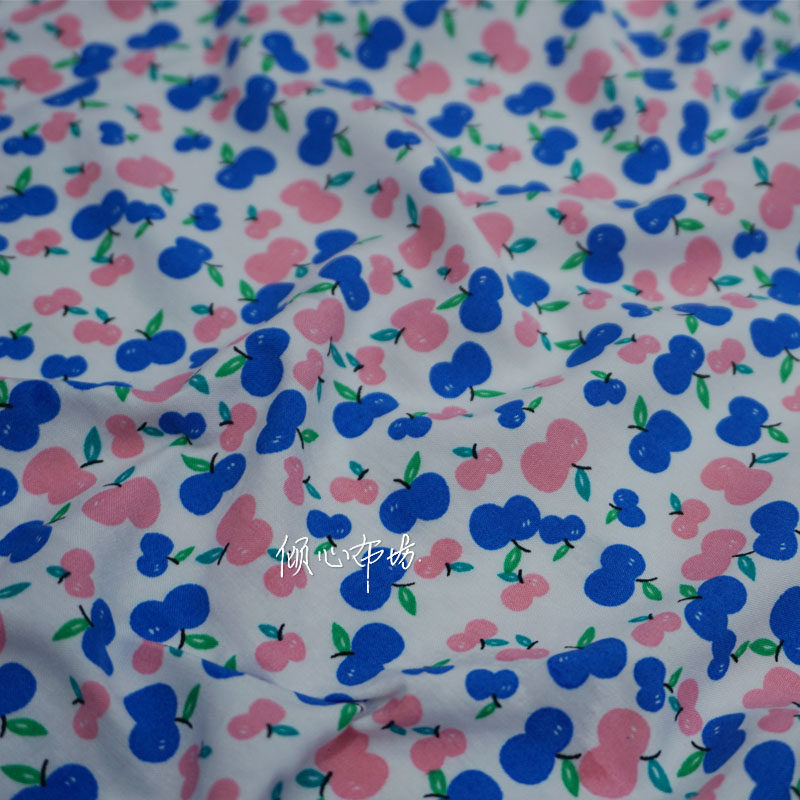 白底可爱粉蓝色小苹果干净棉绸布料人造棉贡缎木棉香云丝纯棉面料
