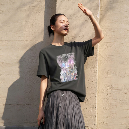 XG雪歌2026夏款圆领印花灰色短袖女t恤宽松休闲上衣XM201520A884