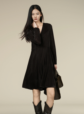 XG雪歌25冬新款法式V领绒面抽褶复古轻熟A版连衣裙女XK404006A174