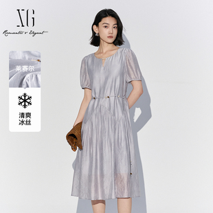 XG雪歌2025夏天丝V领泡泡袖银灰色收腰百褶连衣裙女XL204846A884