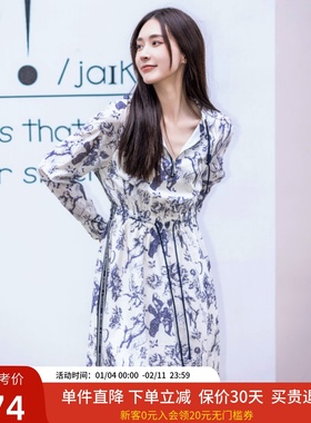 xg雪歌花色连帽连衣裙女2024春新款休闲收腰中长裙子XJ104010B597