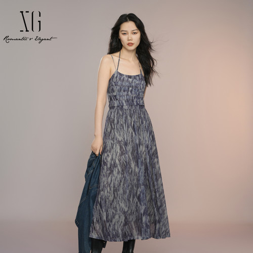 XG雪歌2025秋新款法式扎染吊带连衣裙女收腰显瘦长裙XK304012B194