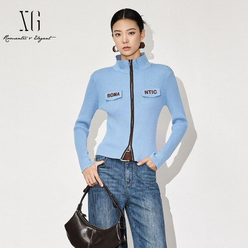 XG雪歌2025秋款修身显瘦复古翻领撞色针织开衫女上衣XL311588A820