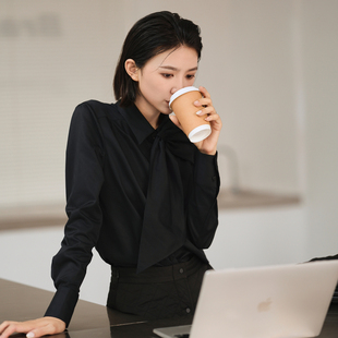 XG雪歌25冬新款 XK421001A190 天丝衬衣女优雅领花显瘦通勤百搭衬衫