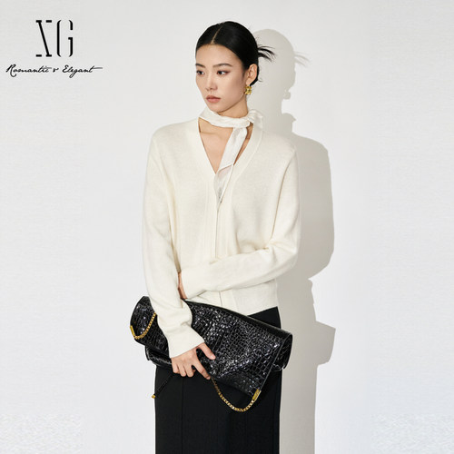 XG雪歌2025秋款极简高街腔调通勤显瘦V领针织开衫女XL311815A851