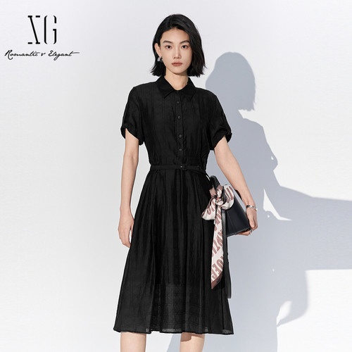 XG雪歌黑色短袖翻领连衣裙女2025夏款天丝收腰中长裙XK204050A490