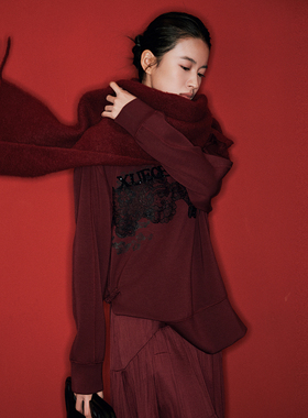 XG雪歌新年红复古蕾丝印花休闲卫衣女2026春圆领上衣XL101001A115