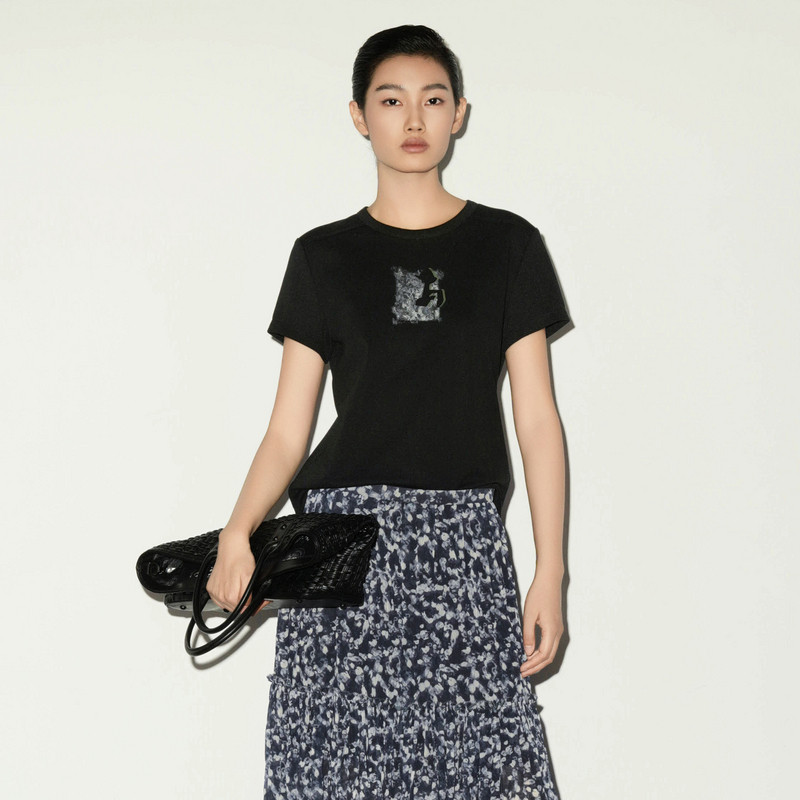 XG雪歌2026夏款印花黑色T恤女圆领短袖宽松显瘦上衣XL201025A490