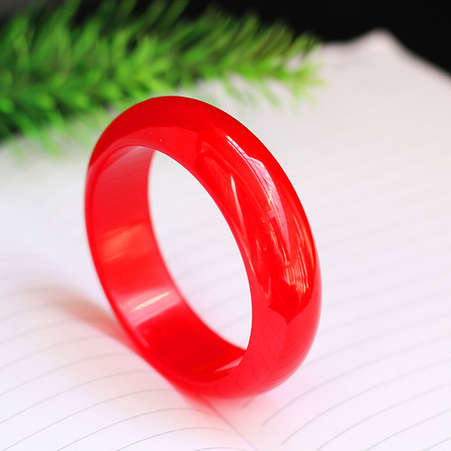 人养玉三年，玉养人一生，玉结有缘人，玉镯能给亲们带来好运！如顾客买下宝贝不满意或大小不合适，7天无理由退换货，请顾客放心购买。