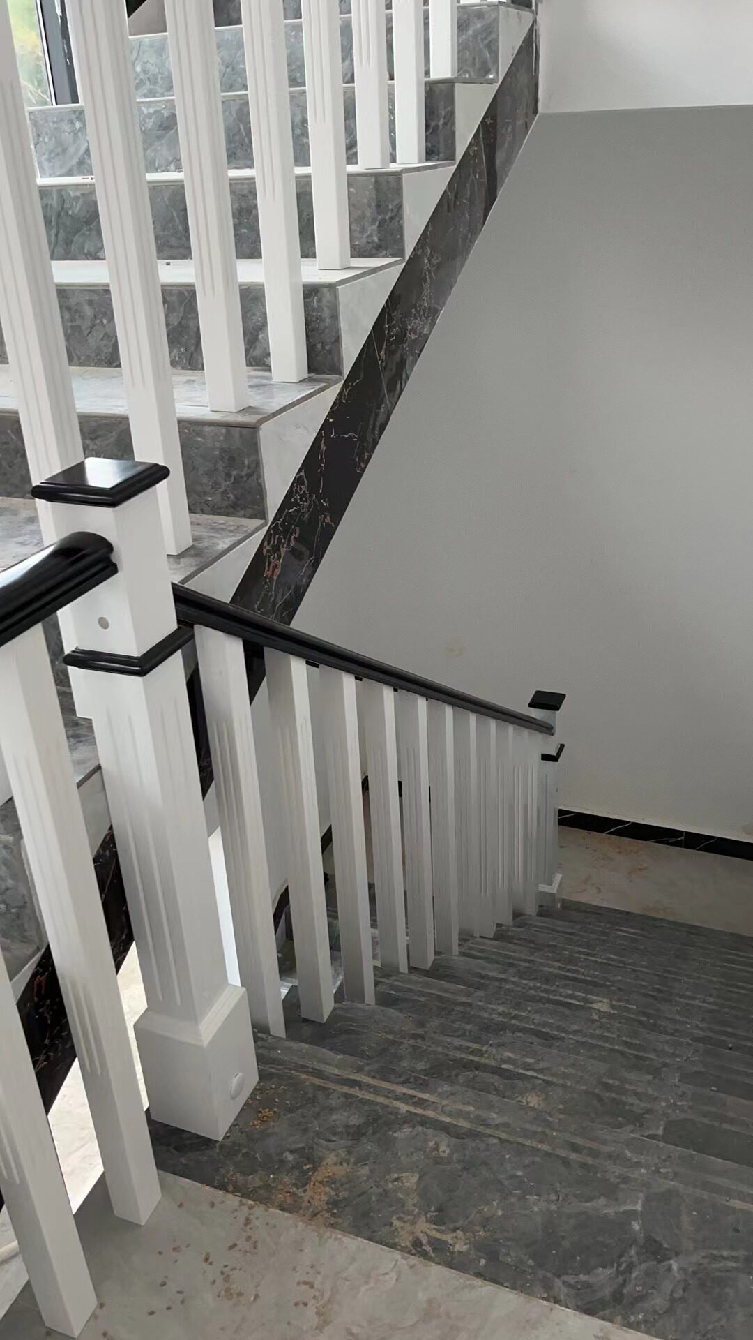 橡木扶手烤漆护栏黑白搭配拉线小柱实木保护围栏家庭别墅楼梯定制