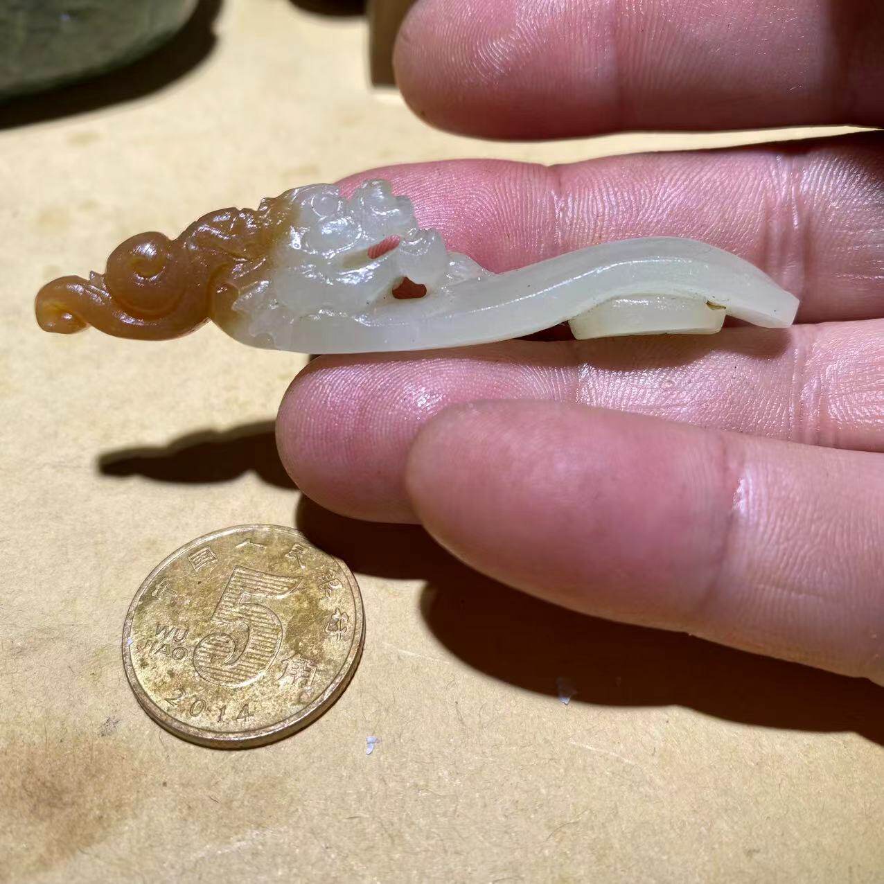 天然和田玉且末糖玉红糖白肉巧雕仿古龙头玉扣小吊坠挂饰