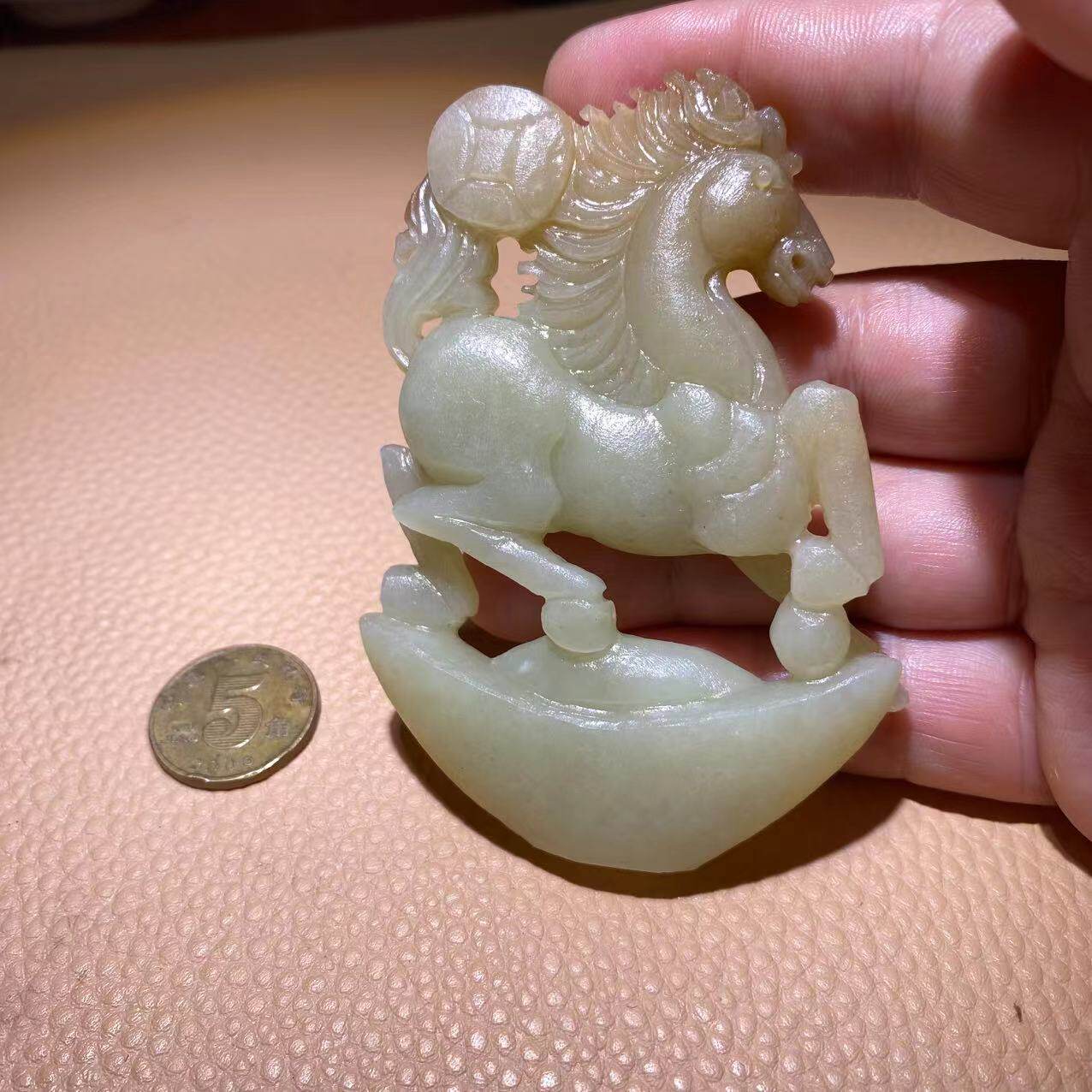 天然和田玉东北老黄玉手工雕刻马上有钱小摆件牌子吊坠