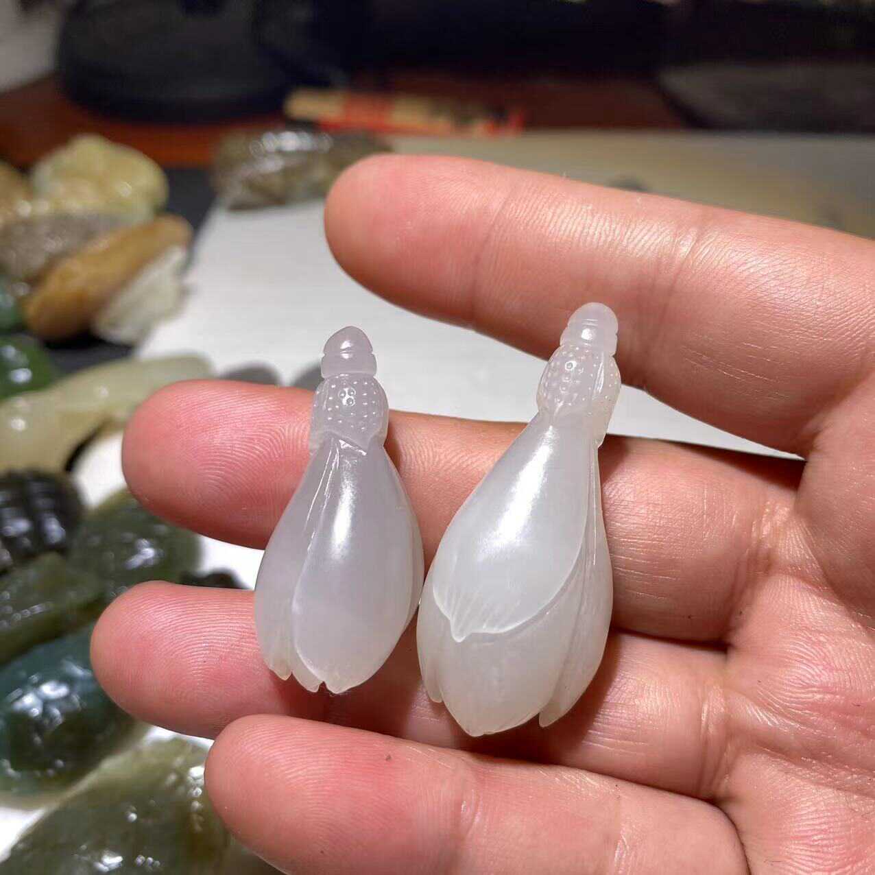 兰花天然小吊坠颈饰新疆和田玉