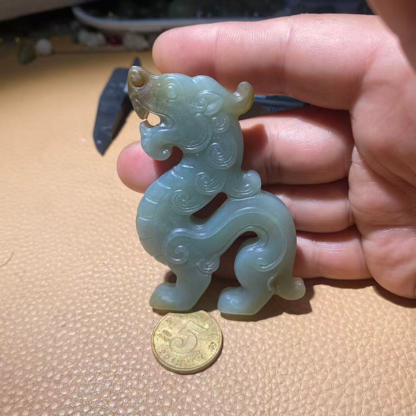 天然新疆和田玉且末糖玉雕刻仿古立体龙牌子吊坠挂饰饰品礼物